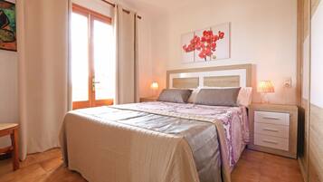 3 dormitorios, escritorio, tabla de planchar con plancha y cuna de viaje