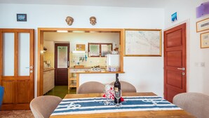 Un coin repas avec une table en bois, des chaises et une carte accrochée au mur.
