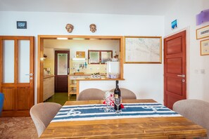 Dining - Nice villa direct on sea,surrounded with lot of mediterranean plants,two minutwe (Klek)