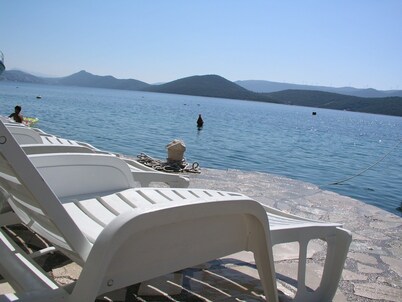 Hermosa villa junto al mar, rodeado de muchas plantas mediterráneas