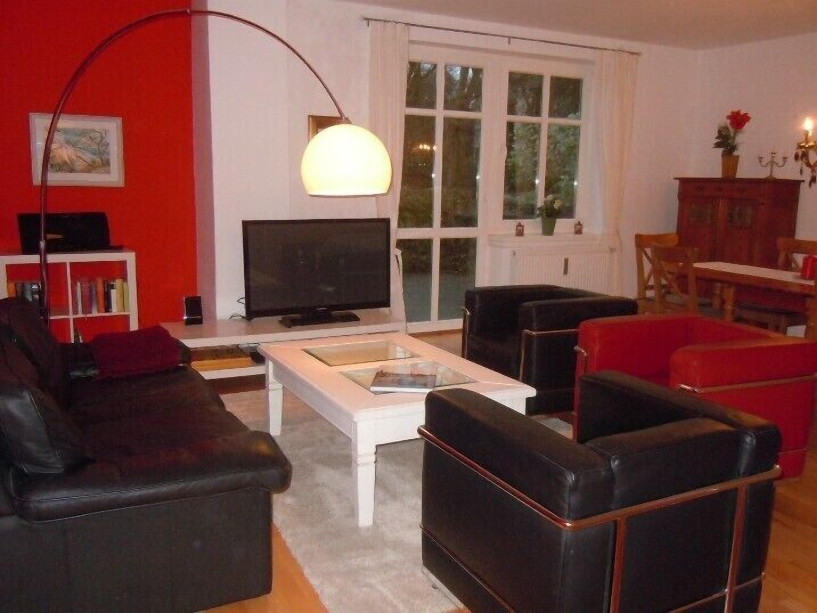 Charming garden floor apartment with 95m² in an old villa, 20 minutes to the main station./City