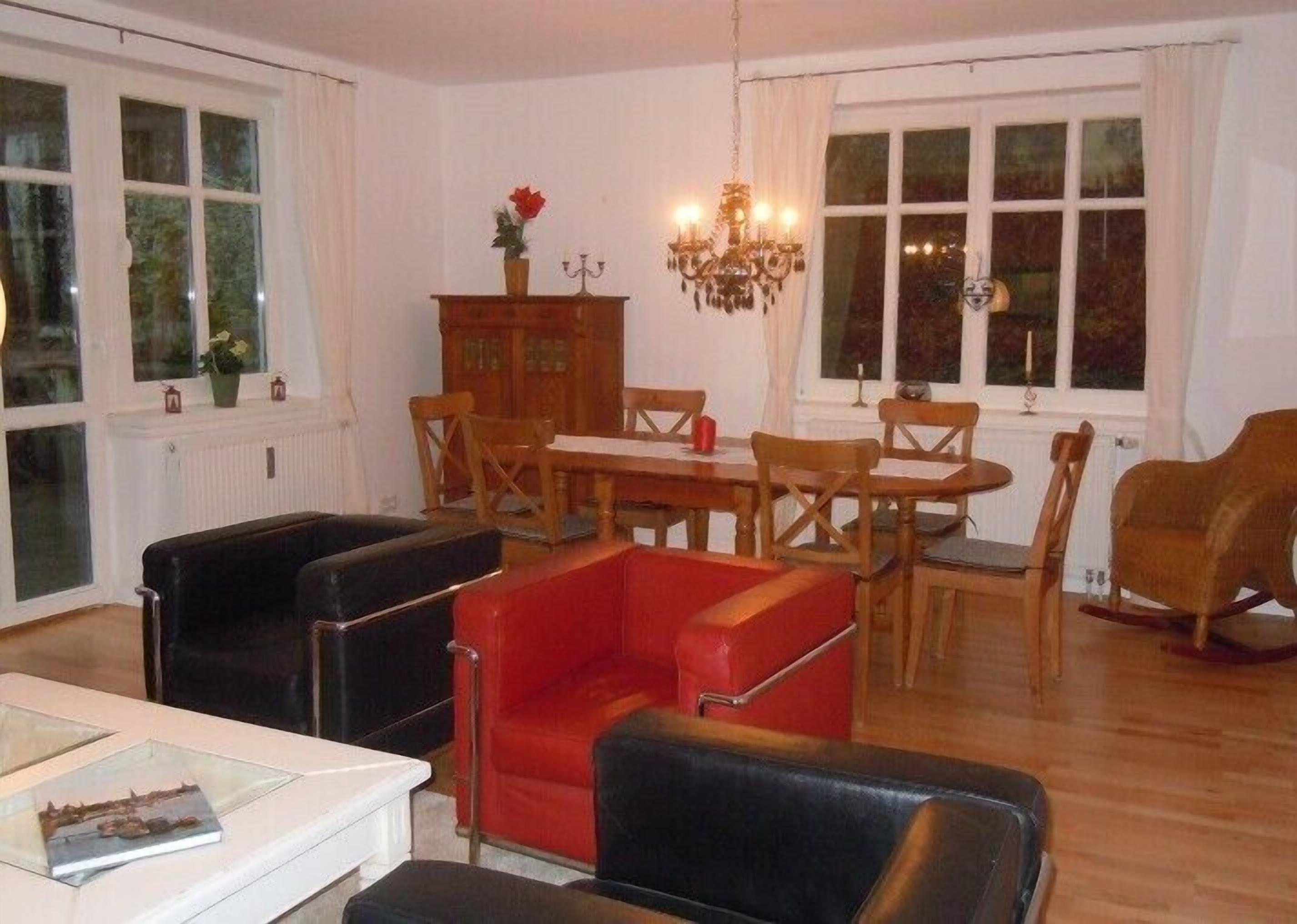 Charming garden floor apartment with 95m² in an old villa, 20 minutes to the main station./City