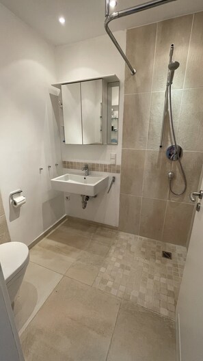 Shower, hair dryer, towels, toilet paper - On the wildly romantic natural beach, enchanting view, cozy with stove, sauna (Schleswig Holstein)