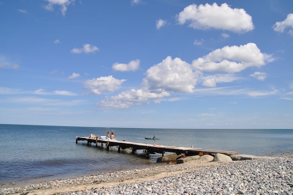 En la playa y camastros