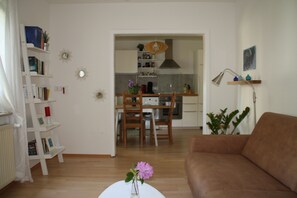 Télévision, lecteur de DVD, livres