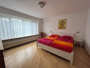 1 habitación, escritorio, tabla de planchar con plancha y cuna de viaje 