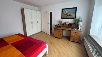 1 chambre, bureau, fer et planche Ă repasser, lit parapluie