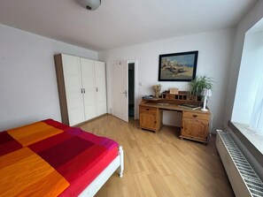 1 chambre, bureau, fer et planche à repasser, lit parapluie