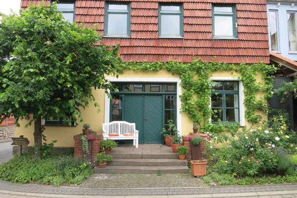 Unsere Ferienwohnung liegt im Erdgeschoss des ehemaligen Feuerwehrhauses Roßbach