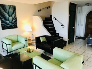 Una televisión, un reproductor de DVD, libros, una biblioteca de música