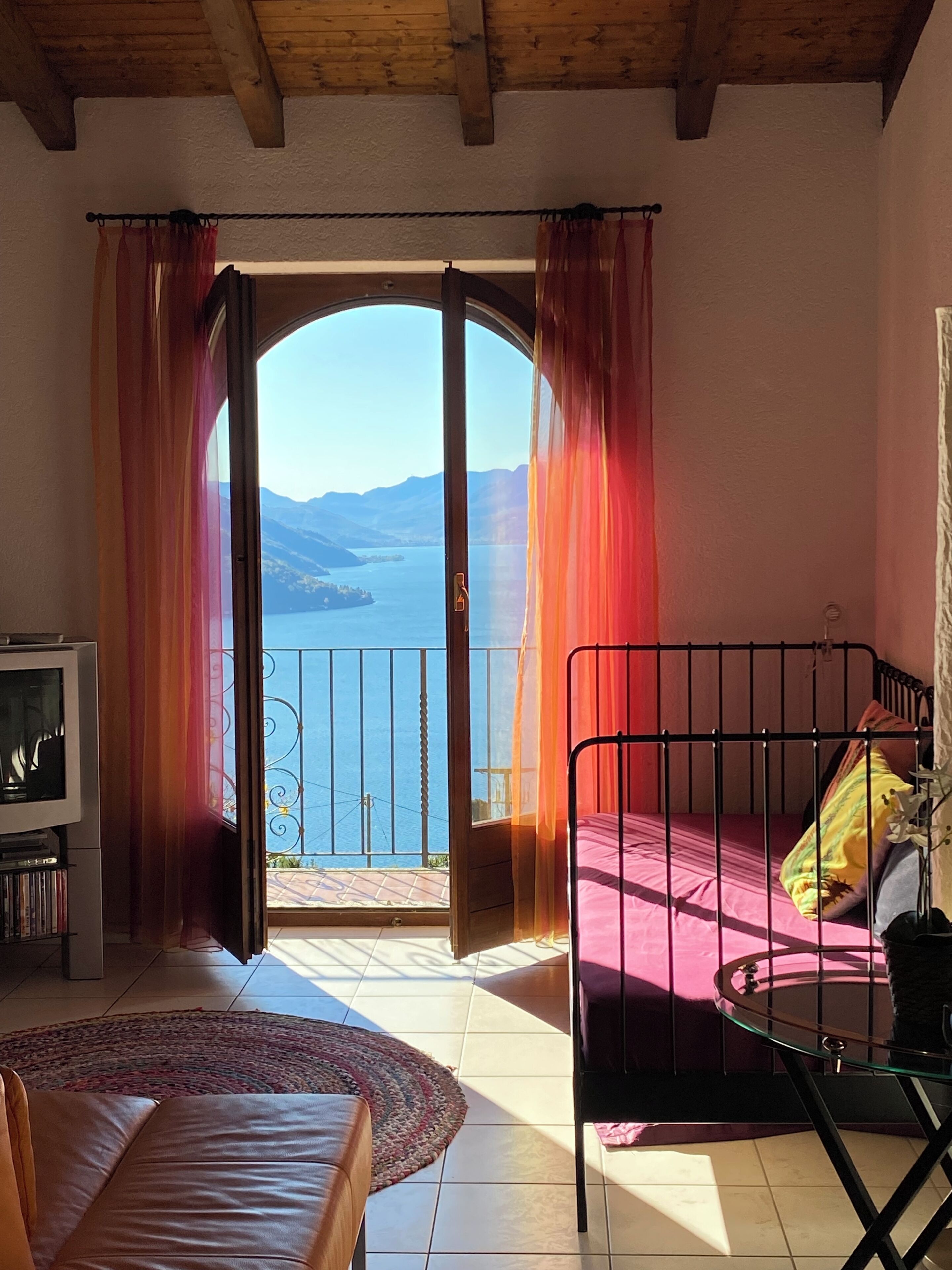 Fernseher, DVD-Player, Bücher, Musikbibliothek