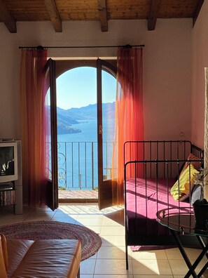 Fernseher, DVD-Player, Bücher, Musikbibliothek