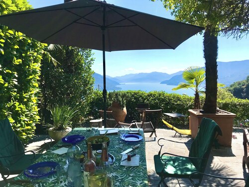 CASA GUSTO, vacation home with large garden terrace and wonderful lake view