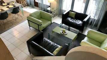 Télévision, lecteur de DVD, livres, médiathÚque