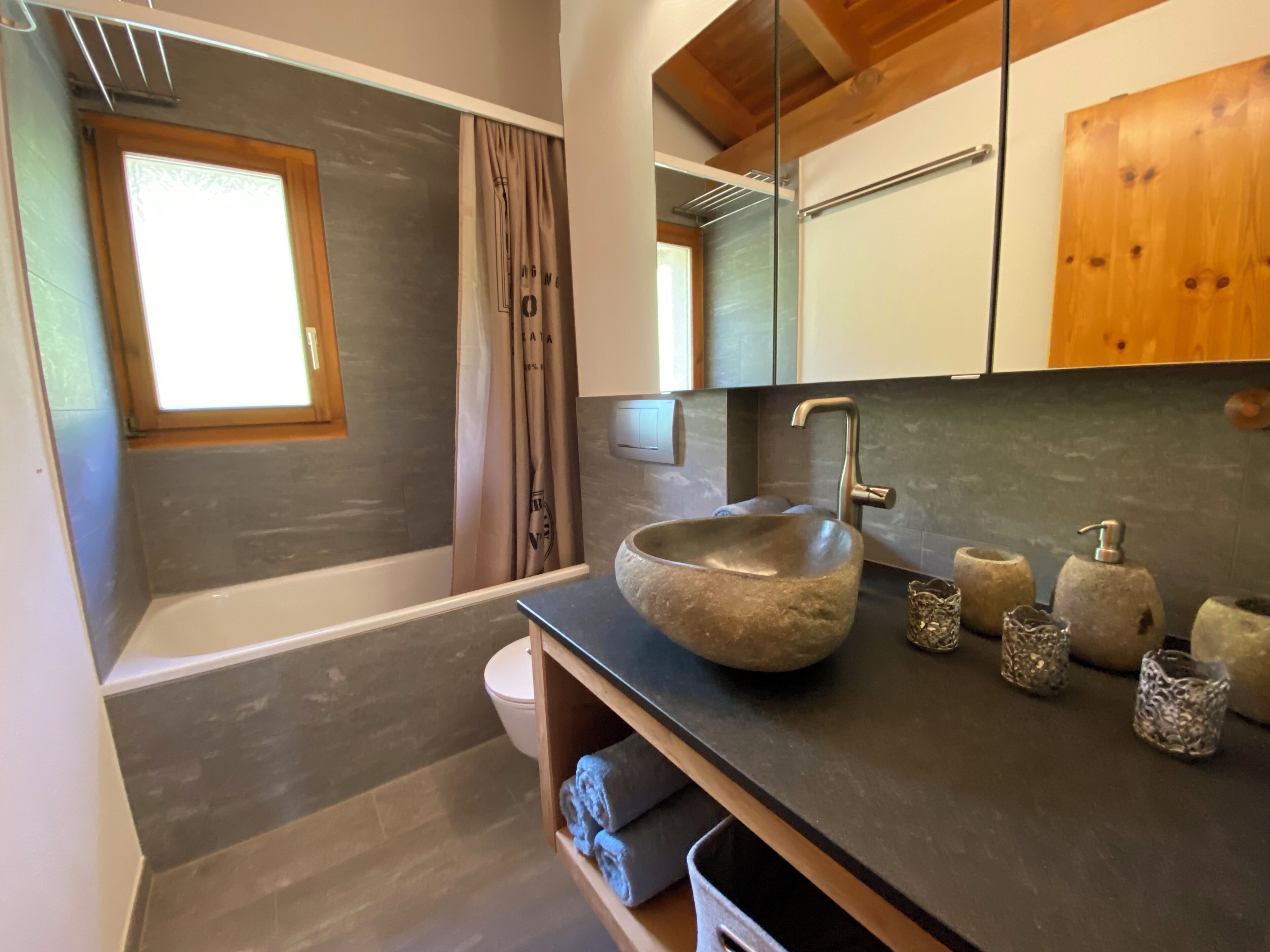 Combined shower/tub, hair dryer, towels