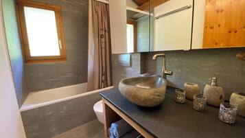 Combined shower/tub, hair dryer, towels