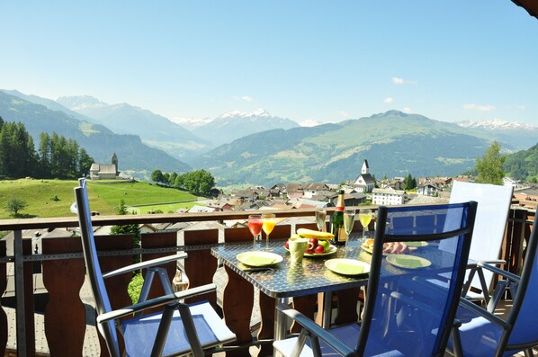 Outdoor dining - 2.5 room roof apartment in Falera with stunning view, additional gallery (Falera)