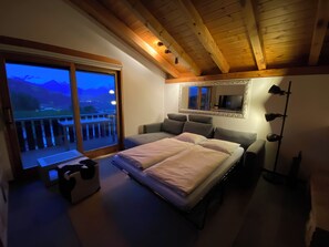 Fernseher, Kamin, DVD-Player, Tischfußball