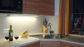 Coffee/tea maker, fridge, microwave, oven