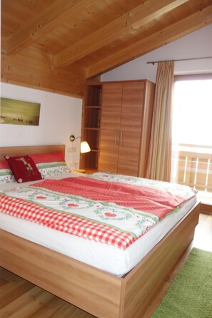 3 bedrooms, in-room safe, iron/ironing board, WiFi