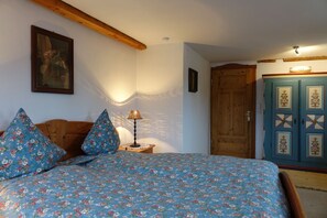 3 bedrooms, iron/ironing board, travel crib, free WiFi - Lovingly modernized, exclusive apartment in a historic farmhouse (Görisried)