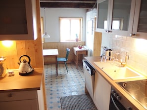 Fridge, oven, stovetop, dishwasher - Lovingly modernized, exclusive apartment in a historic farmhouse (Görisried)