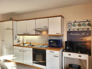 Køleskab, mikrobølgeovn, ovn, kogeplade