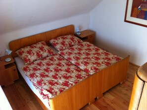 3 quartos, ferros/tábuas de passar roupa, berço de viagem