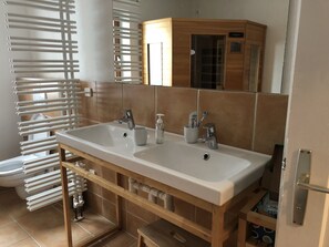 Chuveiro/banheira combinados, secador de cabelo, toalhas de banho 