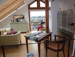 Fernseher, Kamin, Bücher, Stereoanlage