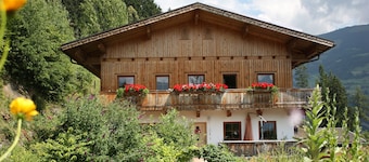 * Apartment on a small mountain farm * 1 - 8 pers * Sauna * Ski bus *