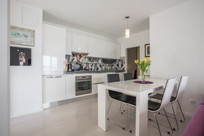 Dining - 3 m to the beach ...... (Mimice)