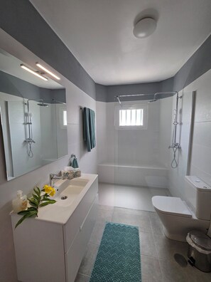 Combined shower/bathtub, hair dryer, towels, soap - Beautiful house with solarheated and private pool (Tias)
