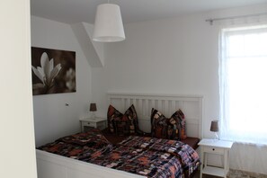 2 bedrooms, travel crib, free WiFi