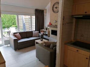 Télévision, lecteur de DVD, baby-foot, table de tennis de table