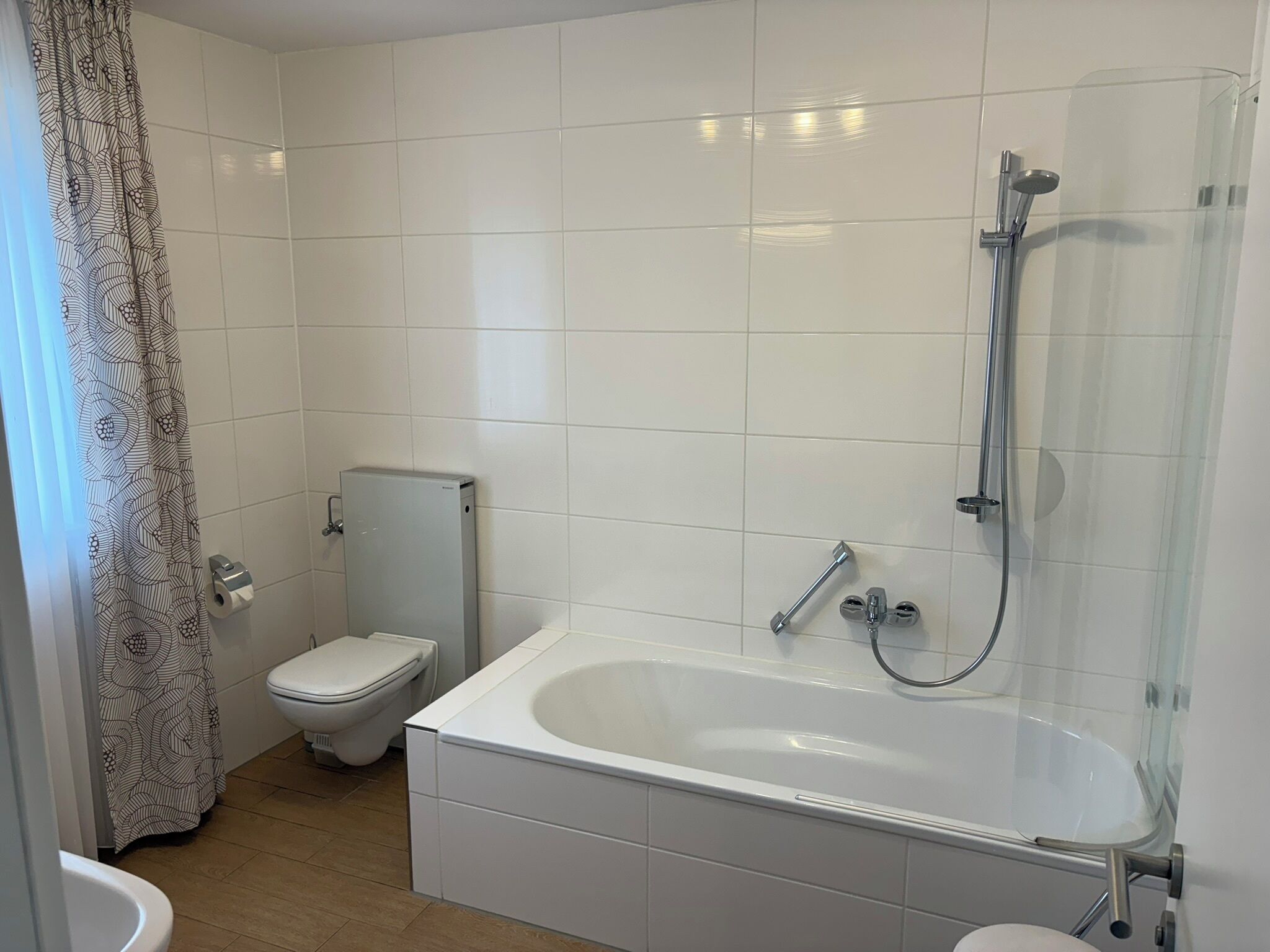 Ensemble douche/baignoire, sèche-cheveux, serviettes fournies, savon