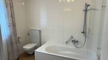 Ensemble douche/baignoire, sèche-cheveux, serviettes fournies, savon