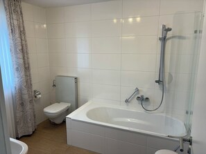 Combined shower/bathtub, hair dryer, towels, soap