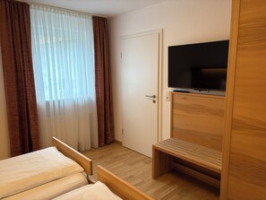 1 bedroom, iron/ironing board, travel cot, free WiFi