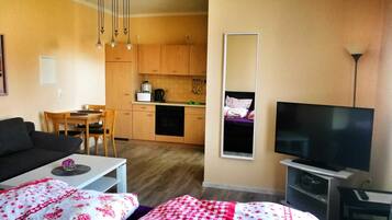 1 bedroom, travel crib