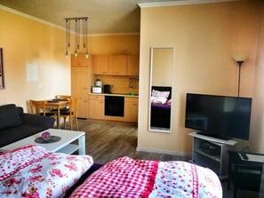 1 bedroom, travel cot