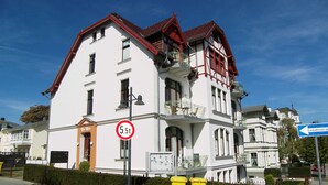 A historic building with a red roof and white walls, a 5.5t weight limit sign, and a directional sign for Einbahnstraße. - Villa Medici Apartment 5 (Heringsdorf)