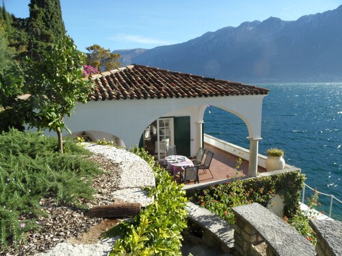 Elegant villa directly on the lake