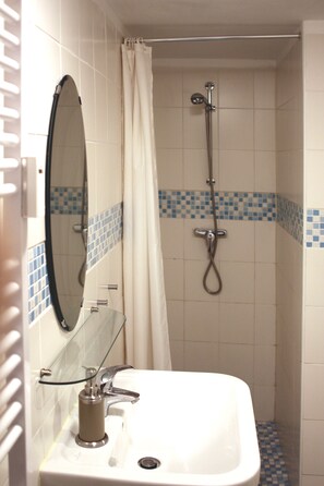 Shower, hair dryer, towels - Central and quiet - a view of the countryside (Berlin)