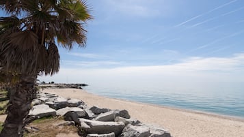 NĂ€ra stranden och solstolar