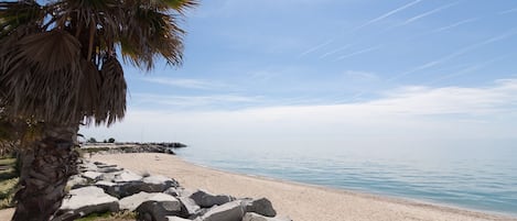 Vlak bij het strand, ligstoelen aan het strand