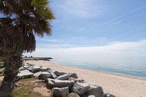 Ranta lähistöllä, aurinkotuoleja