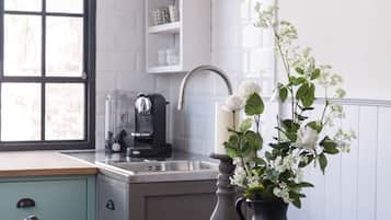 Een koelkast, een oven, een kookplaat, een koffiezetapparaat/waterkoker