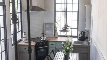 Frigorífico, horno, placa de cocina y cafetera o tetera