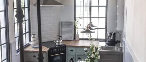 Een koelkast, een oven, een kookplaat, een koffiezetapparaat/waterkoker